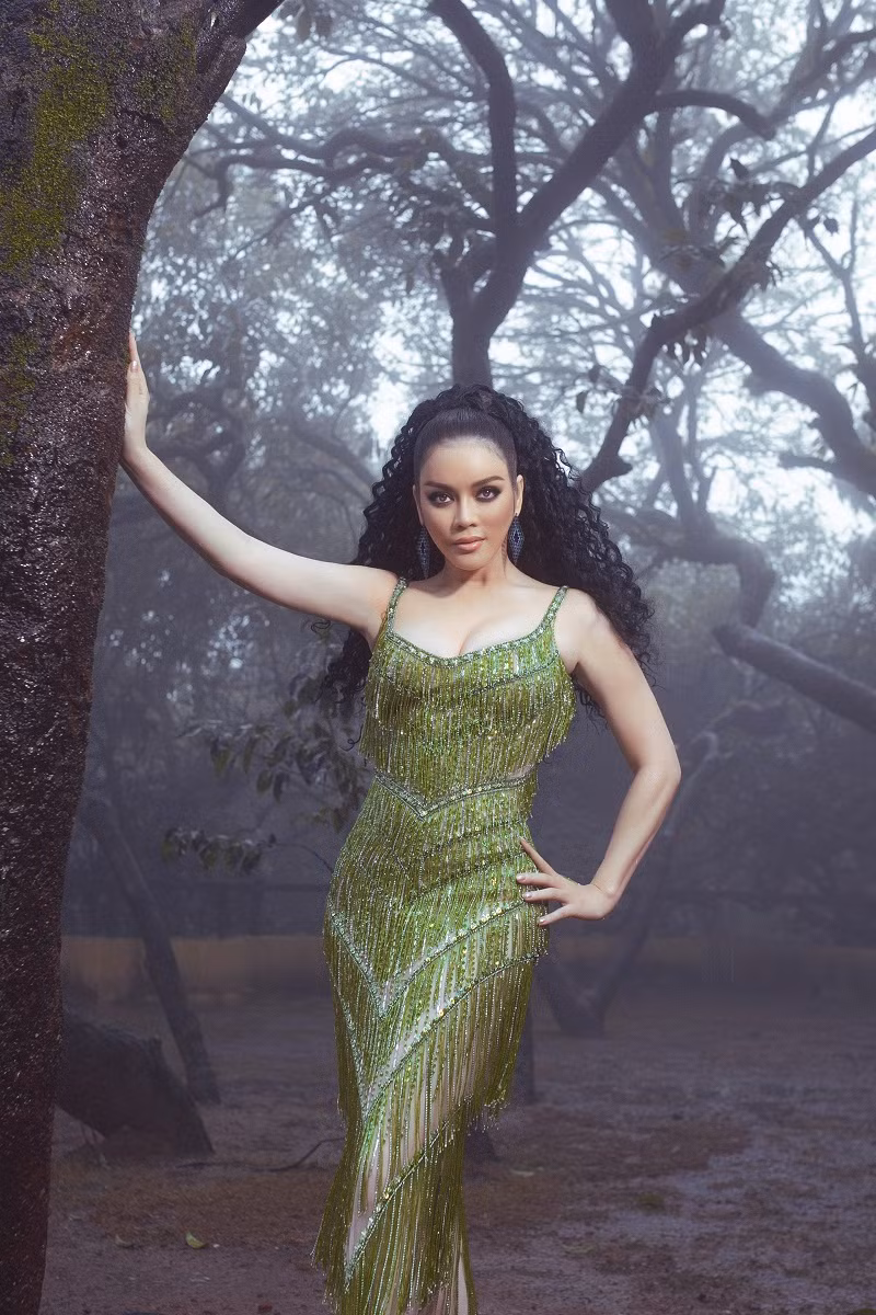 Trang phục mà Lý Nhã Kỳ lựa chọn luôn kín đáo, gợi cảm vừa đủ nhưng khiến cô tỏa sáng.