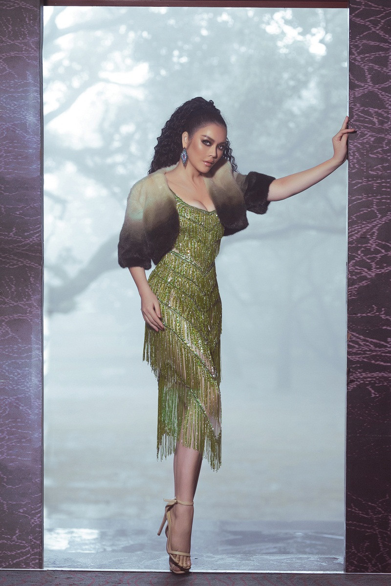 Nữ Lãnh sự danh dự Rumani khoe trọn đường cong cơ thể trong bộ đầm đính kết hàng nghìn viên pha lê của NTK Đỗ Long.