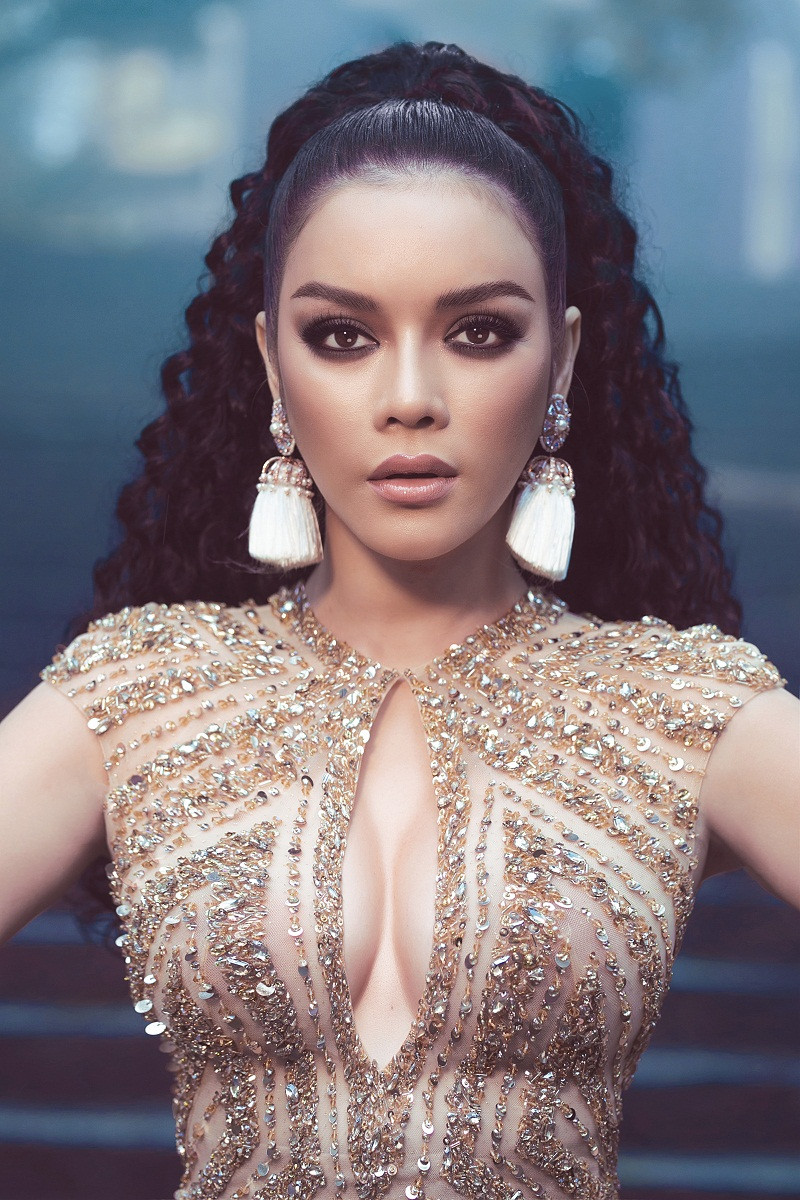 Những đường cắt xẻ táo bạo của trang phục đem lại nét gợi cảm và sự tự tin cho nữ diễn viên.