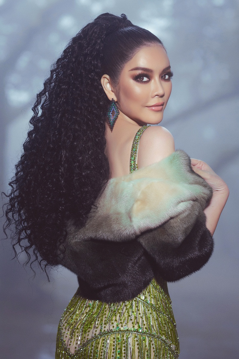 Mỗi khi xuất hiện, con gái nuôi của tỷ phú Ấn Độ luôn khiến truyền thông phải săn đón, còn khán giả trong nước thì trầm trồ với phong cách thời trang lẫn kiểu trang điểm và làm tóc rất cầu kỳ.