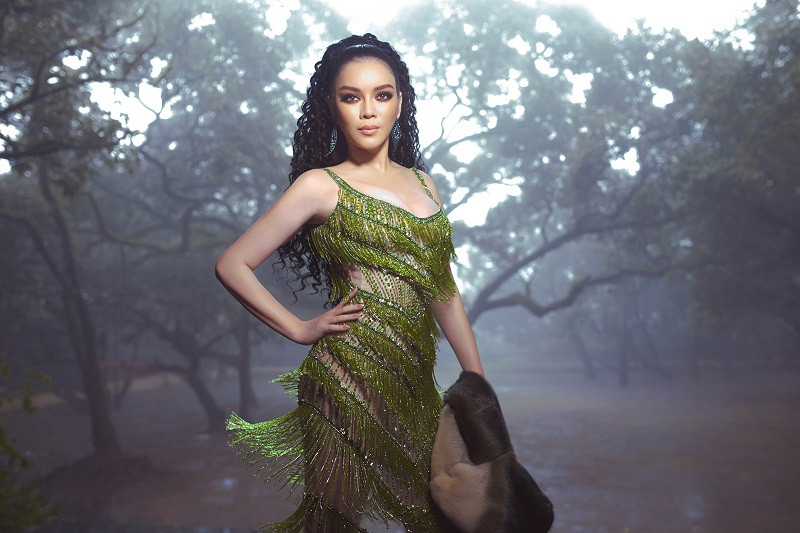 Là người kinh doanh thời trang và kim cương, người đẹp 8X không chỉ biến hóa hình ảnh khác lạ mỗi khi xuất hiện cùng các trang phục mang đậm chất riêng, mà còn thể hiện được thần thái trên gương mặt của mình.