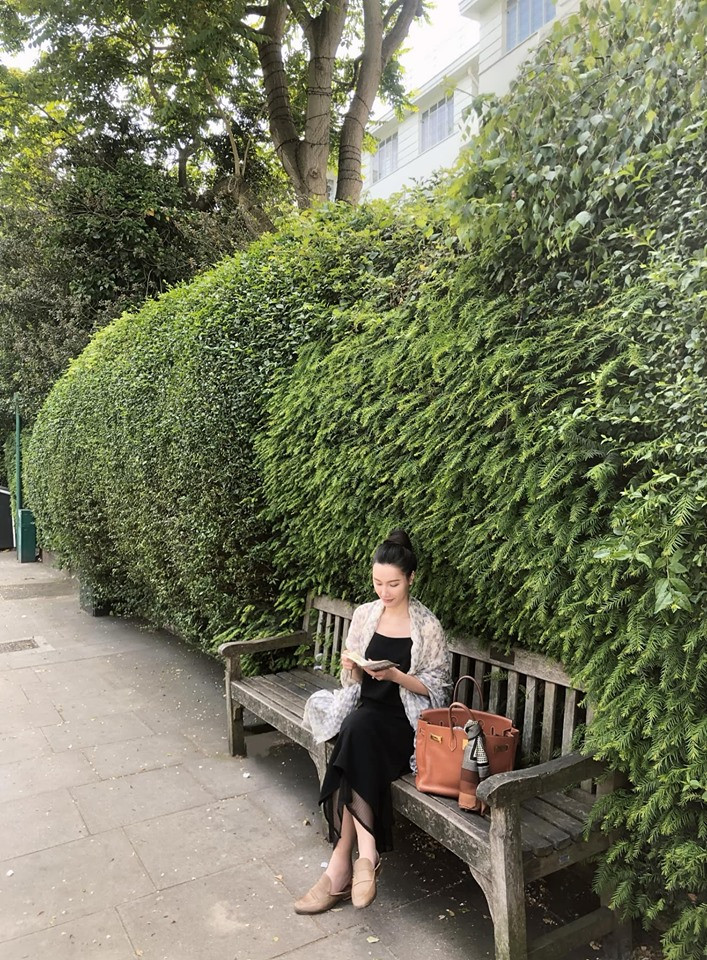 Nhân dịp sinh nhật tuổi 32 vào tháng 10 vừa qua, nữ MC chia sẻ: "Tạm biệt những ngày vùi mặt vào gối giận bản thân làm bố mẹ lo nghĩ. Tạm biệt những ngày dằn vặt, sáng sáng mở mắt vội google xem có bài viết nào hôm nay lại lên rồi bố mẹ rầu lòng... Hành trình rèn tâm sửa tính dài rộng và sẽ không ngừng. “Cái gì rồi cũng qua đi”. Khi được yêu thương thì ai cũng được trao cơ hội. Chỉ yêu thương mới cứu rỗi con người".