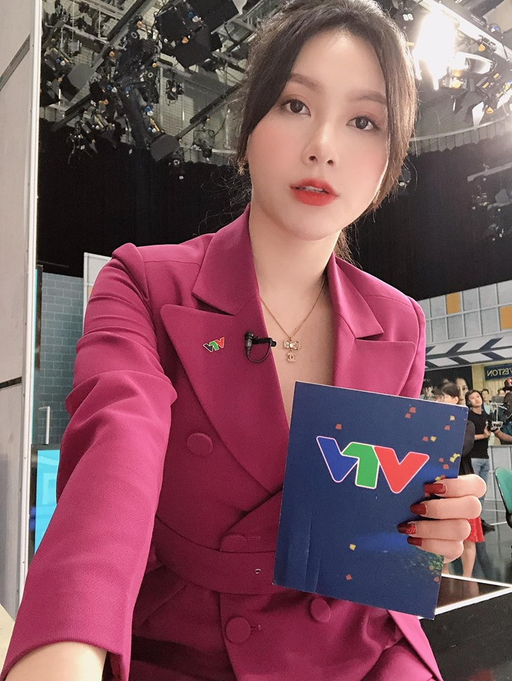 MC Minh Hà kín tiếng hơn trong chuyện tình cảm khi thường chỉ chia sẻ ảnh tập trung cho công việc.