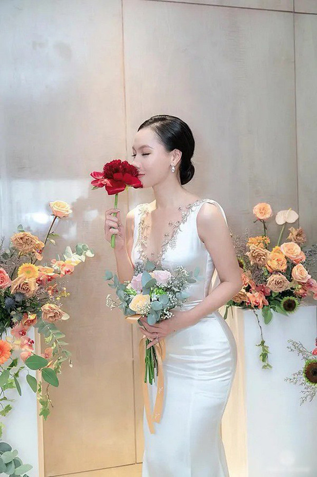 Sau lùm xùm tình cảm, Minh Hà ngày càng đằm thắm và quyến rũ hơn.