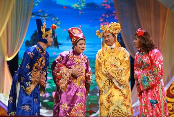 Táo quân 2013 được khen hài hước và thâm thúy, chạm đến hầu hết những vấn đề nóng xảy ra trong năm. Đặc biệt, chương trình có chi tiết thú vị khi hoán đổi giới tính của Nam Tào, Bắc Đẩu.