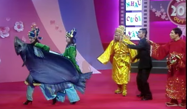 Táo quân lần đầu lên sóng vào năm 2003. Ở thời điểm đó, Táo quân chỉ là một tiểu phẩm trong chương trình "Gặp nhau cuối năm". Mượn điển tích Táo quân về trời báo cáo với Ngọc Hoàng những việc mình đã làm trong suốt một năm qua, Táo quân năm đầu tiên khá đơn giản cả về kịch bản, phục trang và đạo cụ. NSND Quốc Trượng là người đầu tiên đóng vai Ngọc Hoàng trong Táo quân. Công Lý, Xuân Bắc vào vai Bắc Đẩu, Nam Tào.