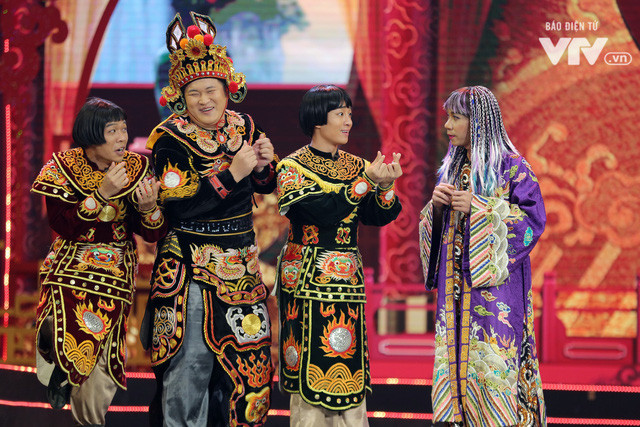 Với Táo quân 2019, bên cạnh những nghệ sĩ quen thuộc, chương trình có sự góp mặt của nhiều gương mặt trẻ như Duy Nam, Trung Ruồi, Mạnh Dũng. Trong chương trình, dù đề cập đến nhiều vấn đề nóng nhưng Táo quân vẫn bị nhận xét là cần phải thay đổi khi tiếng cười ngày càng "gượng gạo", format cũ, quảng cáo dày đặc... Ảnh: VTV.