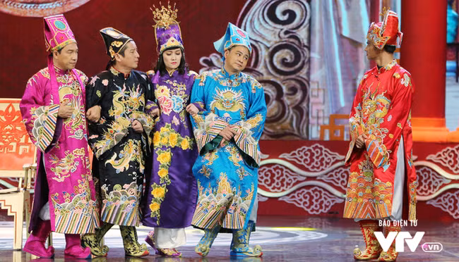 Táo quân 2018 các Táo chơi trò giành ghế, phản ánh tình trạng tranh chức tranh quyền. Đây cũng là năm chương trình vấp phải những ý kiến khen, chê trái chiều.