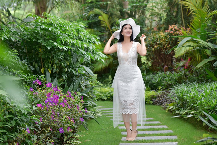 Để có một thân hình khoẻ mạnh, đẹp đẽ như hiện tại, bà ngoại U60 luôn duy trì thói quen tập yoga, chạy bộ, đặc biệt là luyện tập bộ môn múa kiếm kết hợp với thái cực quyền.