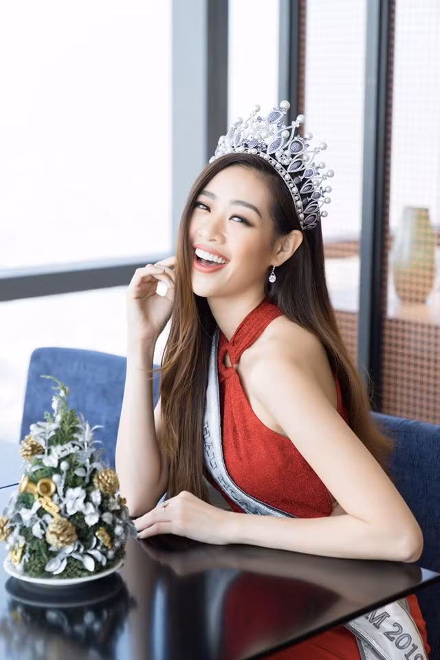 Nụ cười tự nhiên và rạng rỡ là điểm cuốn hút nhất trên gương mặt của Hoa hậu Hoàn vũ Việt Nam 2019.