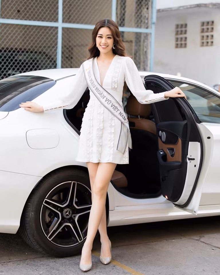 Cô sở hữu vẻ đẹp trong sáng nhưng cũng không kém phần kiêu sa.