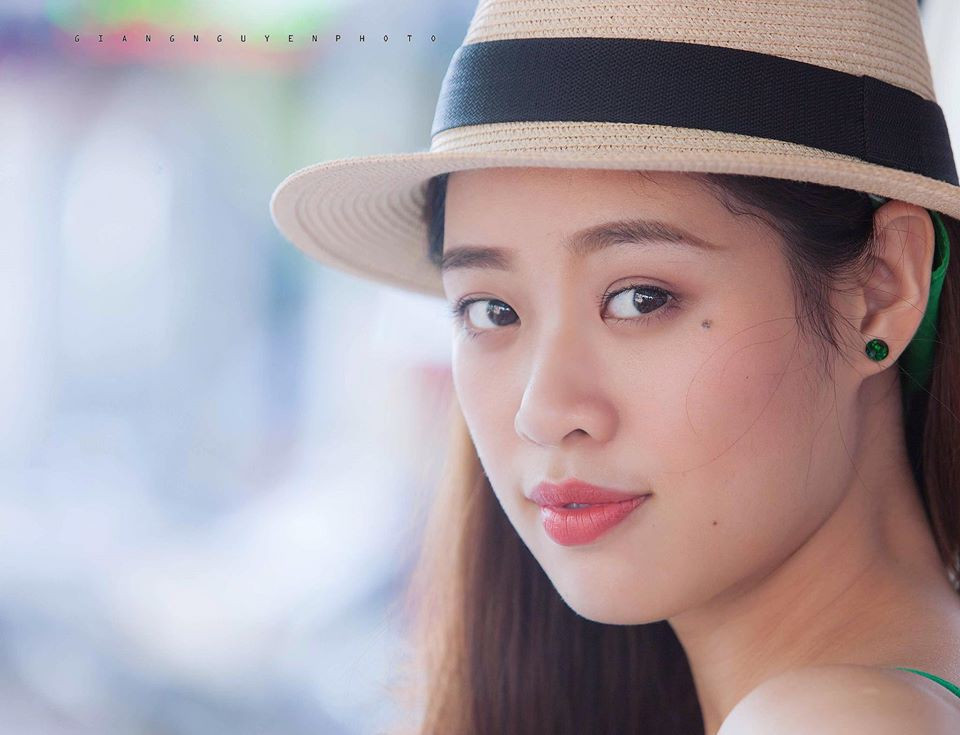 Cô hiện đang học trường Sân khấu Điện ảnh TP HCM và để lại ấn tượng qua một số vai diễn. Nàng hậu còn có niềm đam mê với thời trang và thiết kế.