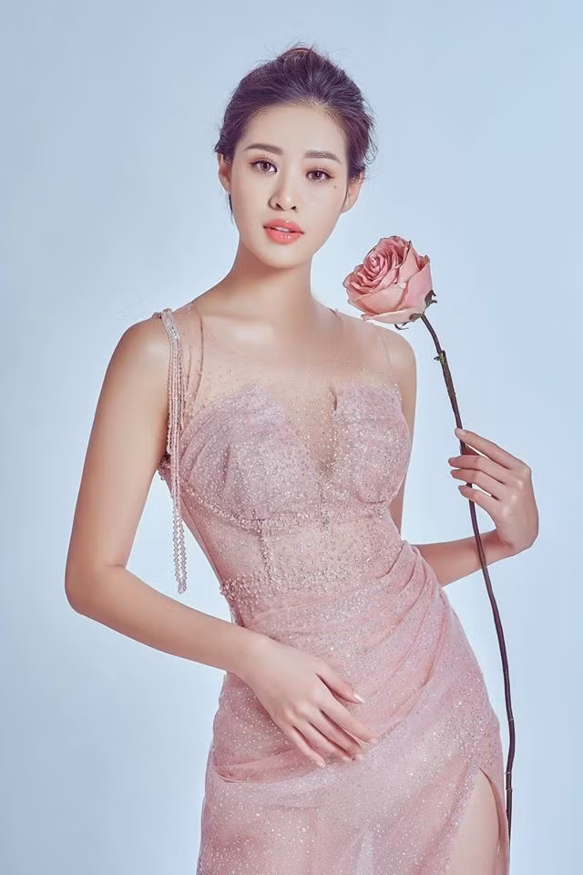 Không chỉ xinh đẹp, Hoa hậu Khánh Vân còn có nhiều tài lẻ như làm MC, ca hát và diễn xuất.