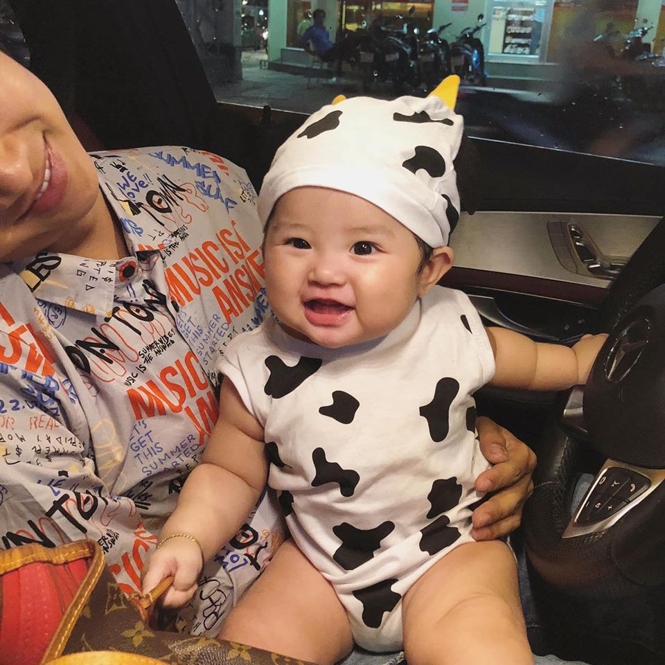 Bà xã Bảo Ngọc chia sẻ lại hình ảnh Hoài Lâm bên con gái lớn vô cùng bụ bẫm và đáng yêu.