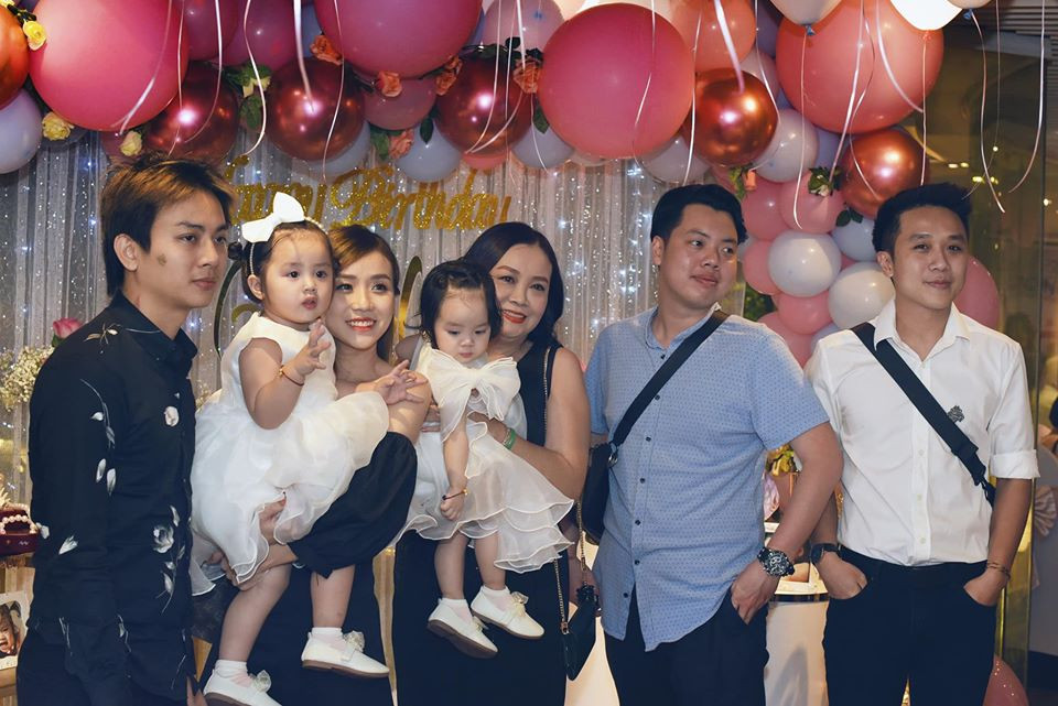 Hoài Lâm vui vầy bên vợ đẹp con xinh trong bữa tiệc sinh nhật của hai bé.