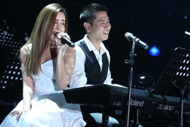 Cặp đôi để lại hình ảnh đẹp khi chồng đàn - vợ hát rất tình tứ trên sân khấu.