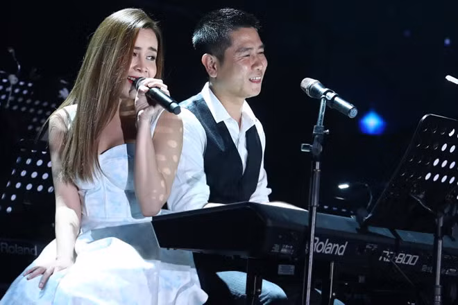 Cặp đôi để lại hình ảnh đẹp khi chồng đàn - vợ hát rất tình tứ trên sân khấu.