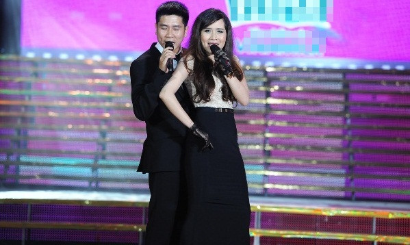 Không chỉ đồng điệu trong cuộc sống, cặp đôi đẹp nhất nhì làng giải trí còn khiến nhiều người phải ghen tỵ vì quá đỗi tình cảm trong những lần hiếm hoi song ca trên sân khấu.