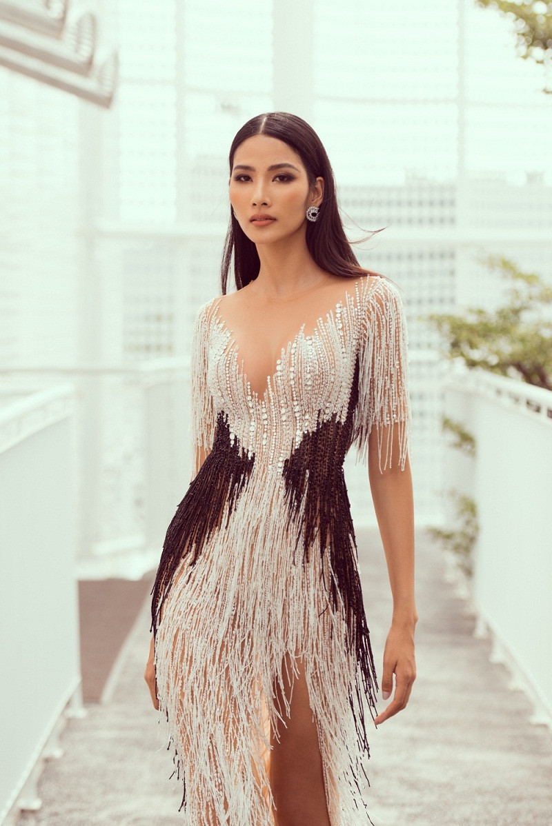 Chiếc váy tinh sảo, tua rua giúp Hoàng Thùy có những bước đi uyển chuyển, cuốn hút.