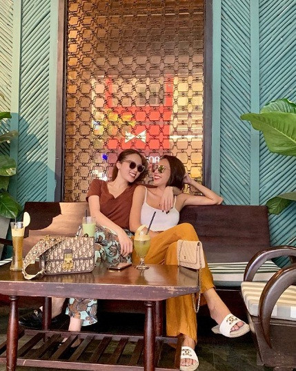 Dịp Valentine vừa qua, tin đồn Kỳ Duyên - Minh Triệu yêu đồng giới cũng dấy lên khi hai người đẹp khoe bó hoa hồng khá giống nhau. Hoa hậu đăng tải bức ảnh chụp bó hoa lớn kèm lời khẳng định chủ quyền: "My sweetheart - Tình yêu của tôi".