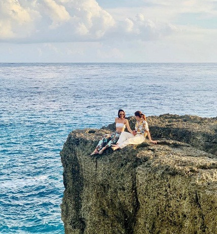 Động thái mới nhất này của Hoa hậu Việt Nam 2014 khiến dân tình lại được phen hoài nghi liệu người đẹp đang muốn ngầm công khai mối quan hệ đồng tính với Minh Triệu?