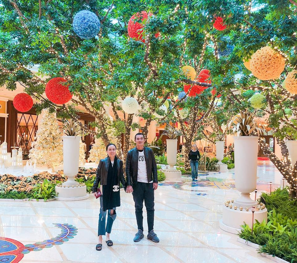 Bỏ mặc đằng sau những xì xào, cặp đôi "lệch tuổi" vẫn chứng minh tình cảm bền chặt theo thời gian.