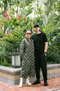 Ngọc Ngoan từng vướng nhiều chỉ trích khi bị đồn là "tham vàng bỏ ngãi", phụ bạc vợ cũ để theo nữ đại gia hơn tuổi.