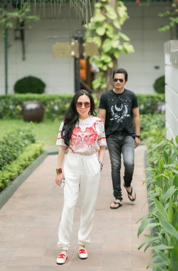 Không chỉ tươi cười bên "ông xã", nữ doanh nhân quyền lực trong showbiz Việt còn đùa vui: "Áo đen chắc chắn già hơn áo đỏ lều lều".