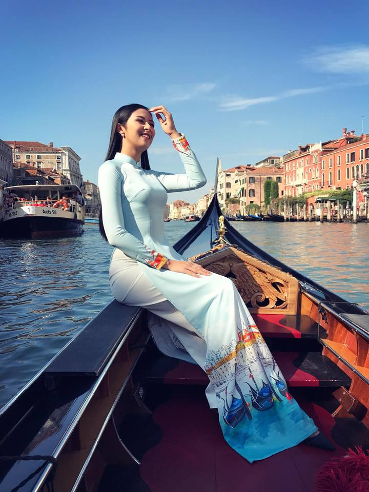 Hoa hậu Ngọc Hân vốn quen thuộc với hình ảnh áo dài kín đáo và thướt tha do cô tự thiết kế.