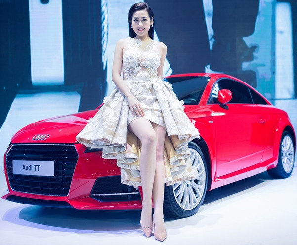 Á hậu Tú Anh khoe nhan sắc ngọt ngào tại buổi triển lãm xe hơi, quảng bá cho dòng xế xịn.