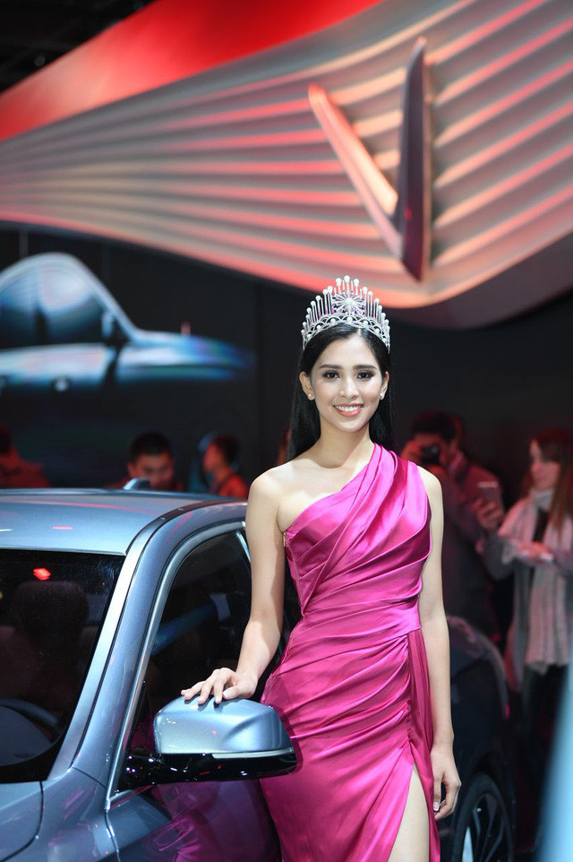 Tại Paris Motor Show 2018, Hoa hậu Tiểu Vy cũng gợi cảm vô đối với chiếc đầm đỏ lệch vai, khoe chân dài miên man trong buổi ra mắt xe của Vinfast. Ảnh: VTV.