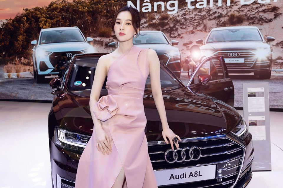 Trong bộ đầm khoe vai trần, Hoa hậu Đặng Thu Thảo nổi bật trong dàn khách mời đặc biệt tại gian hàng của Audi, Ford, Honda. Ảnh: FBNV.