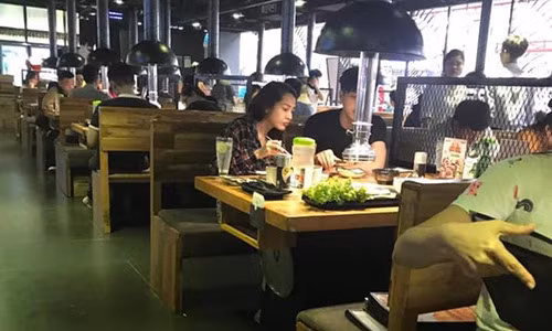 Trong bức ảnh bị fan "chộp" được, Bảo Anh dường như tìm thấy được sự bình yên bên tình cũ trong lúc đang vướng phải tin đồn không đáng có khi bị xem là "người thứ 3" khiến cuộc hôn nhân của Phạm Quỳnh Anh - Quang Huy đổ vỡ.