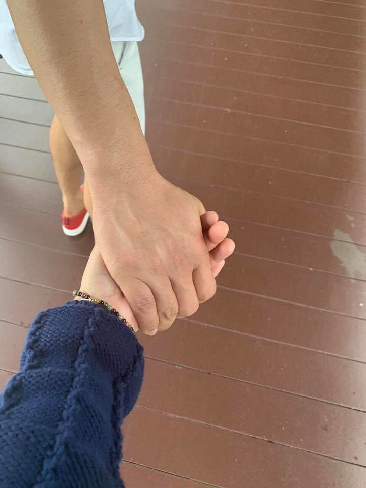 Nam diễn viên điển trai công khai khoe ảnh tình cảm với bạn gái nhưng lại không để lộ mặt. Các fan và bạn bè Facebook thi nhau gửi lời chúc mừng, tuy nhiên, Quý Bình vẫn chưa có phản hồi.