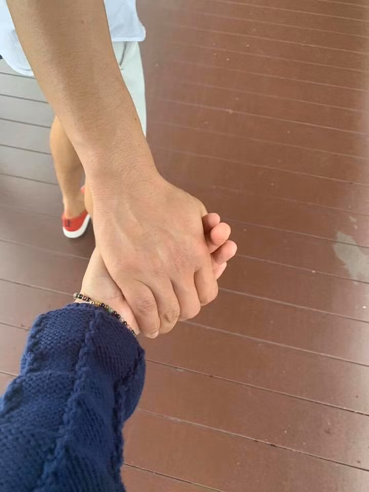 Nam diễn viên điển trai công khai khoe ảnh tình cảm với bạn gái nhưng lại không để lộ mặt. Các fan và bạn bè Facebook thi nhau gửi lời chúc mừng, tuy nhiên, Quý Bình vẫn chưa có phản hồi.