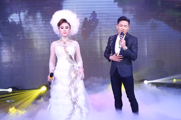 Nữ ca sĩ chuyển giới Lâm Khánh Chi cũng gây sốc khi hé lộ cô từng yêu Quý Bình trong 6 tháng.