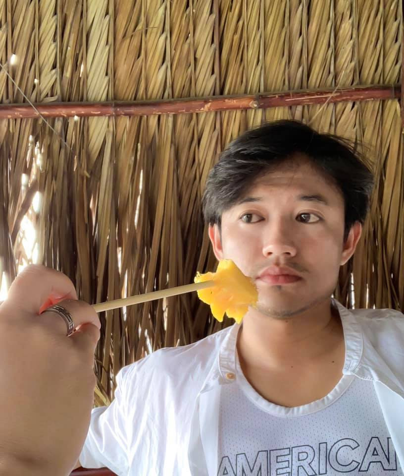 Tin đồn Quý Bình sắp làm đám cưới với bạn gái mới dấy lên khi nam diễn viên thoải mái chia sẻ ảnh tình tứ với một cô gái, để lộ chiếc nhẫn đôi đeo ở ngón áp út.