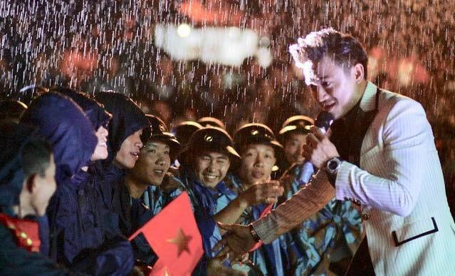 Hiện ngoài tham gia đóng phim, Quý Bình còn rẽ ngang sang ca hát, MC...