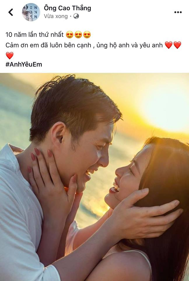 Đáp lại tình cảm của bạn gái lâu năm, Ông Cao Thắng cũng đăng một bức ảnh "tình bể bình" cùng dòng cảm xúc: "10 năm lần thứ nhất. Cảm ơn em đã luôn bên cạnh, ủng hộ anh và yêu anh. Anh yêu em".