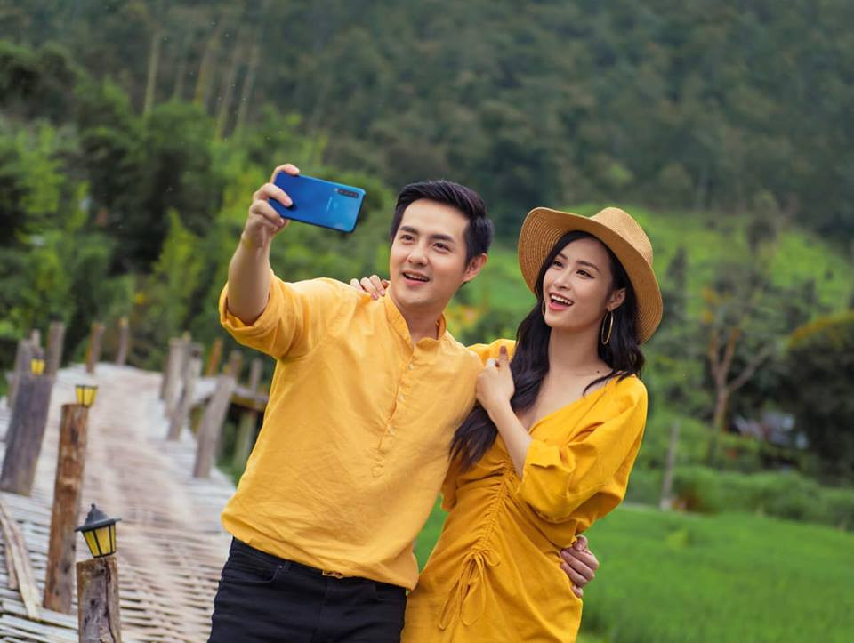 Trong liveshow "Ten on Ten" kỷ niệm 10 năm ca hát, Đông Nhi còn ngọt ngào nói lời "cảm ơn anh yêu" khiến Ông Cao Thắng bối rối và xúc động đến rơm rớm nước mắt.