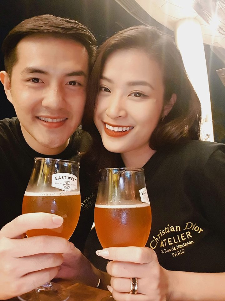 Dịp Valentine vừa qua, Đông Nhi khoe: "Anh í bảo hôm nay đưa mình đi hẹn hò. Happy Valentine's Day!", còn Ông Cao Thắng thì nhắn nhủ bạn gái: "Cứ đơn giản là mỗi ngày đều thế này em nhé".