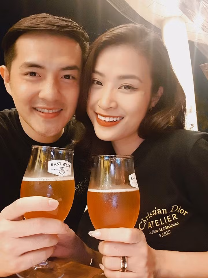 Dịp Valentine vừa qua, Đông Nhi khoe: "Anh í bảo hôm nay đưa mình đi hẹn hò. Happy Valentine's Day!", còn Ông Cao Thắng thì nhắn nhủ bạn gái: "Cứ đơn giản là mỗi ngày đều thế này em nhé".