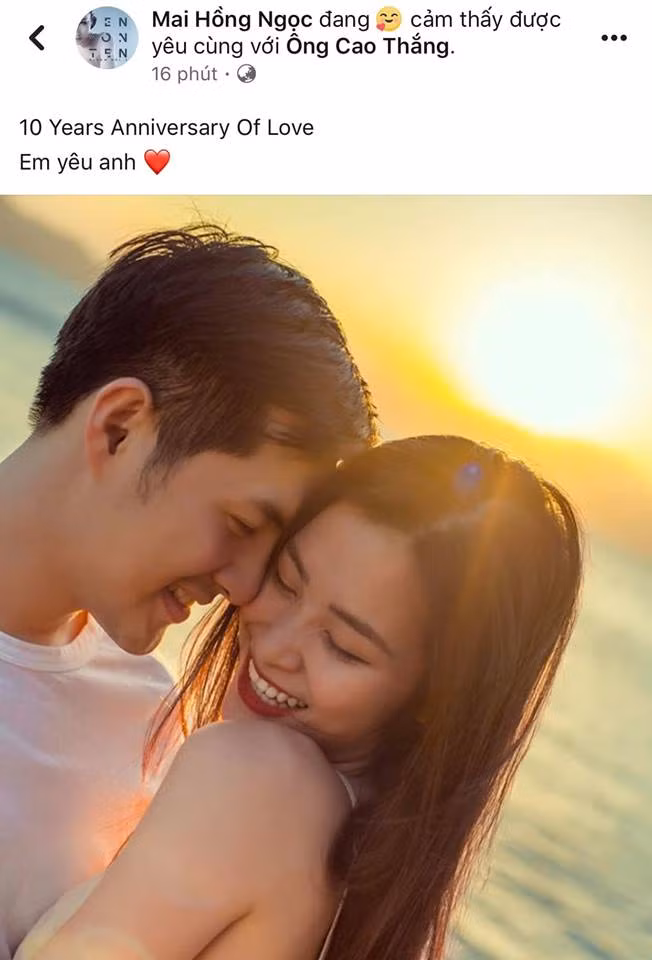 Nhân kỷ niệm 10 năm yêu nhau, ca sĩ Đông Nhi đã đăng tải bức ảnh đầy ngọt ngào bên Ông Cao Thắng, kèm theo đó là dòng chia sẻ: "10 Years Anniversary Of Love. Em yêu anh".