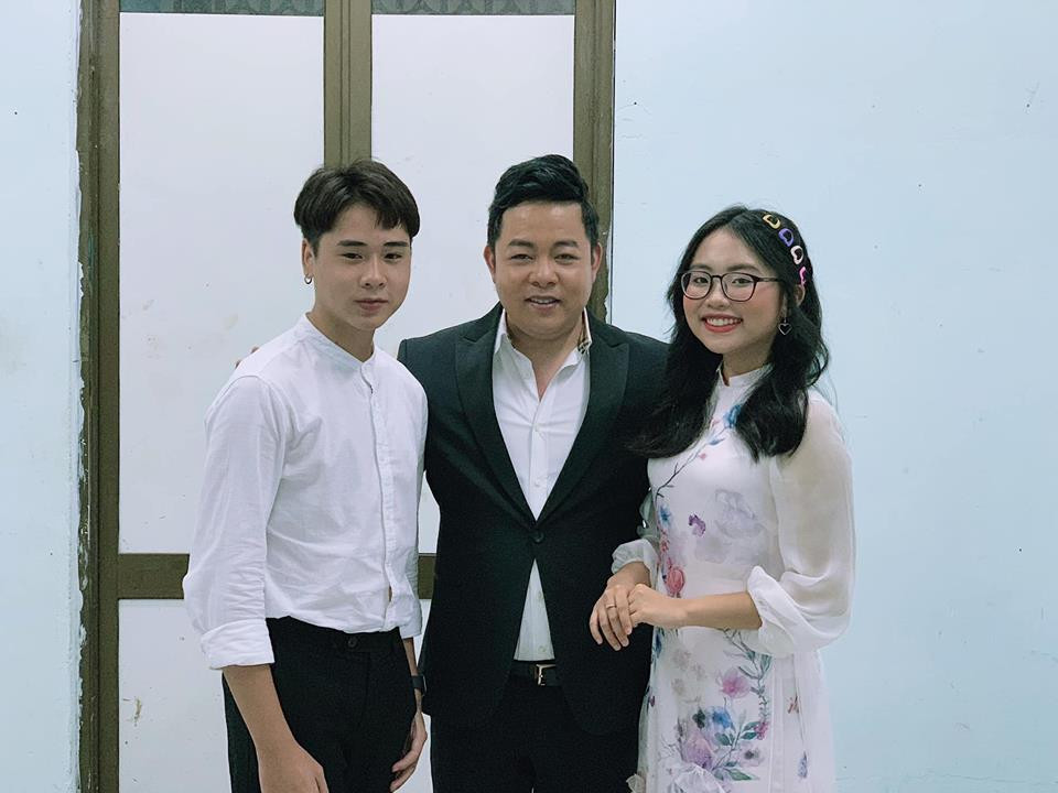 Cặp đôi ca sĩ tuổi 16 chụp ảnh bên cha nuôi Quang Lê.