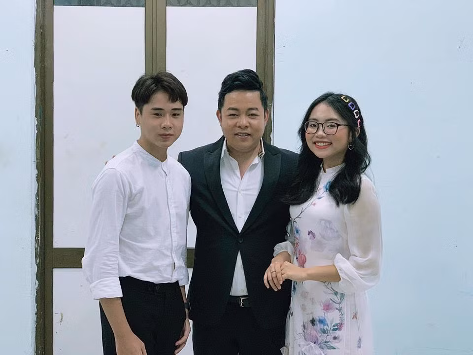 Cặp đôi ca sĩ tuổi 16 chụp ảnh bên cha nuôi Quang Lê.