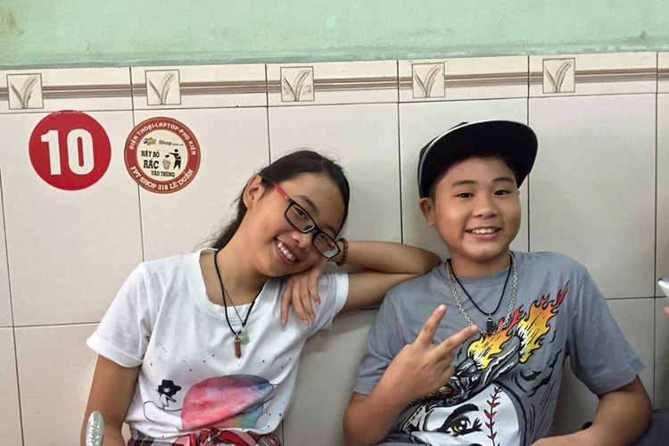 "Chị Bảy" đồng ý làm em dù hơn Quang Nhật 4 tháng tuổi và làm con nuôi của Quang Lê trước.