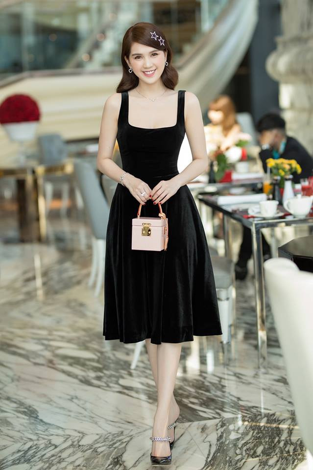 Trong những lần xuất hiện mới đây nhất, Ngọc Trinh vẫn tự tin khoe vòng 2 "con kiến".