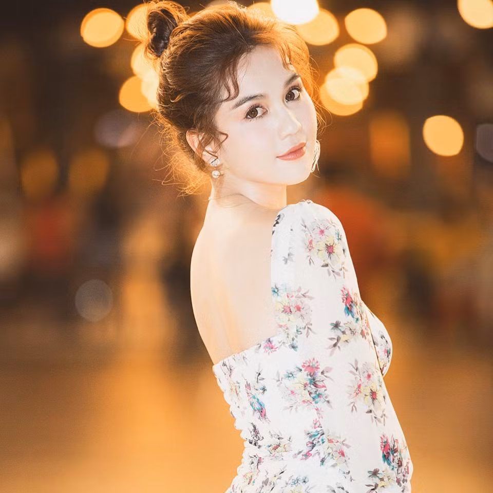 Sau mối tình tan vỡ với tỷ phú Hoàng Kiều, "nữ hoàng nội y" công khai mối quan hệ với người đàn ông giấu mặt. Ảnh: Tony Dinh.