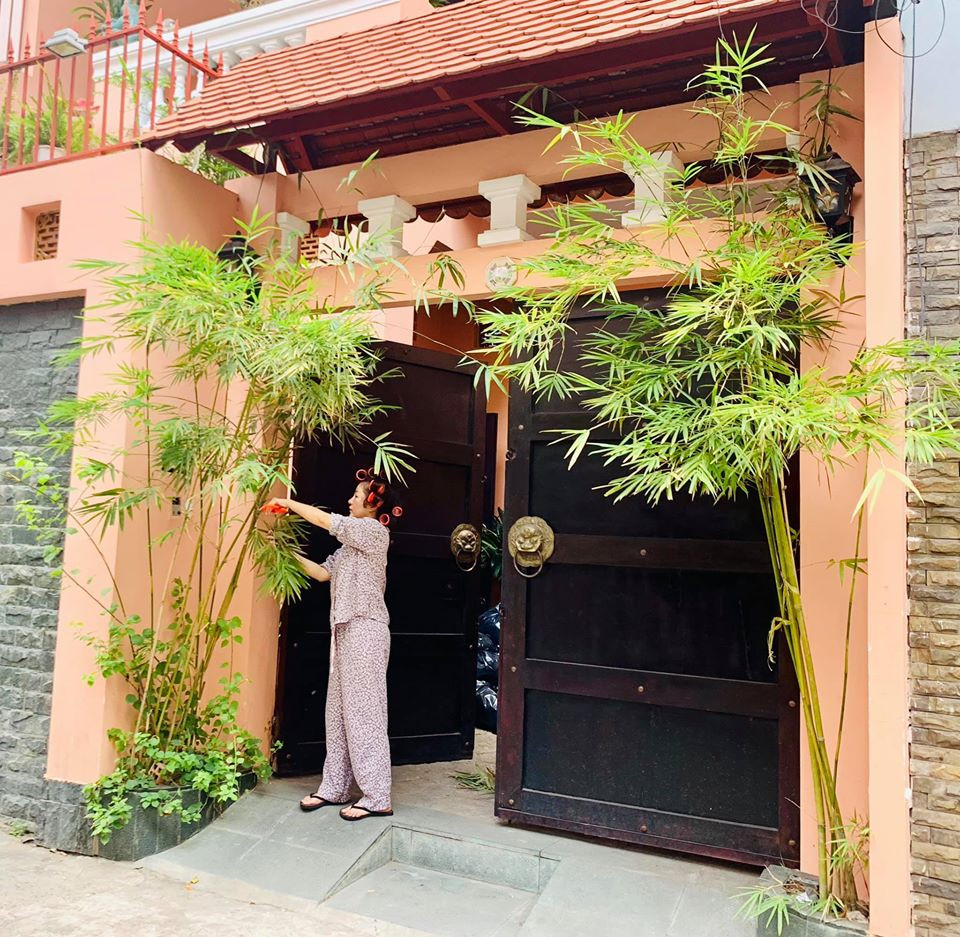 Cô có thú vui trồng và chăm sóc cây cảnh.