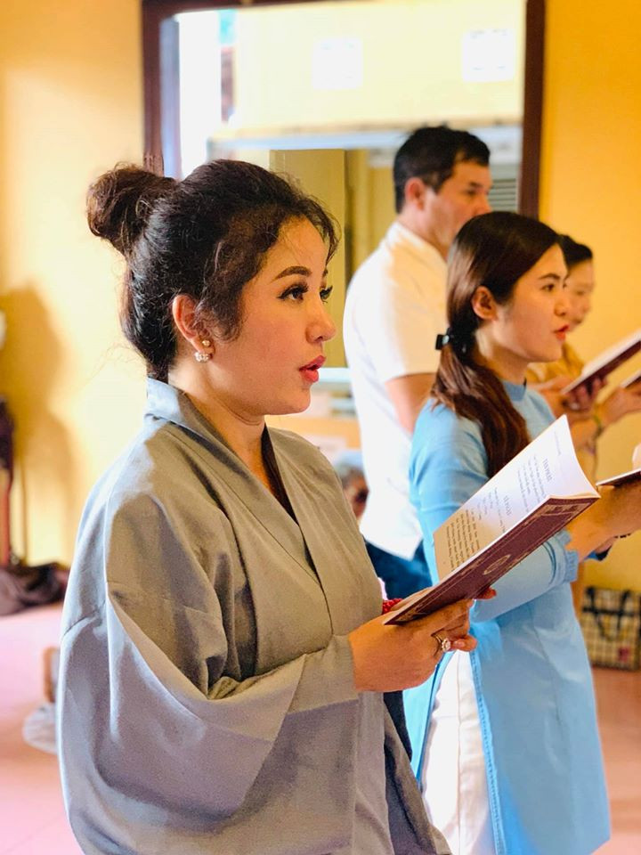 Thúy Nga tìm tới sự tĩnh tâm trong cõi Phật.